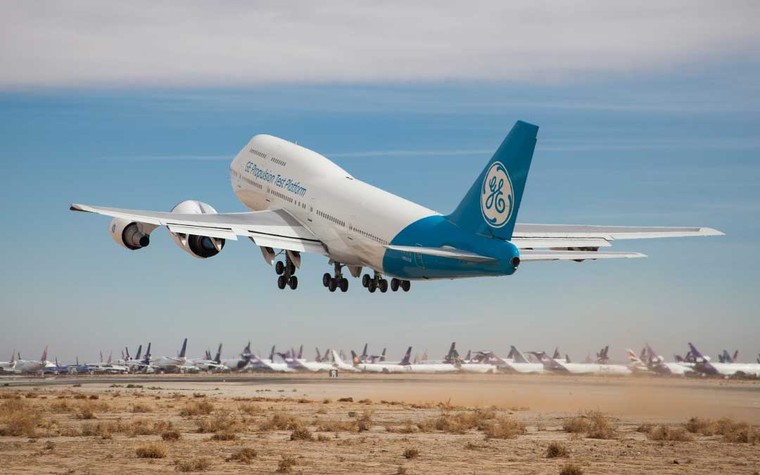 GE testa o maior motor do mundo instalado em um avião  